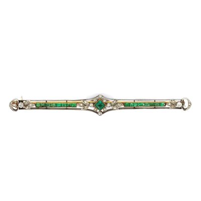 un gros plan d'un bracelet vert et blanc sur fond blanc