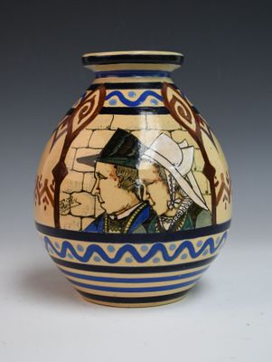 un vase sur lequel est représenté un homme et une femme
