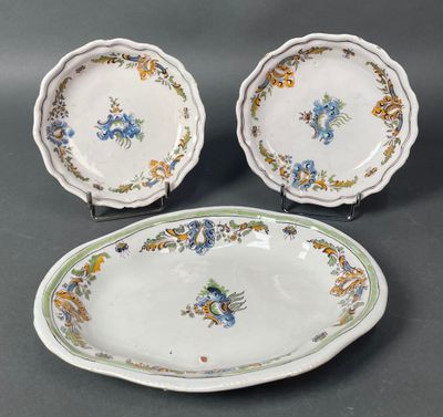 trois pièces de vaisselle en porcelaine ornées de motifs floraux