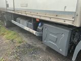 une image représentant un camion avec un réservoir fixé sur le côté