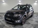 une photo d'un 4x4 noir garé dans un garage