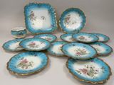 une image représentant un ensemble d'assiettes et de tasses bleues et blanches
