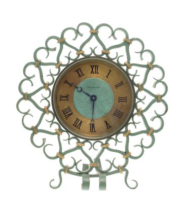 une horloge accrochée au mur et comportant des chiffres romains