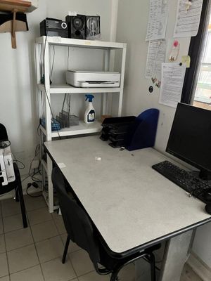 un bureau sur lequel se trouvent un ordinateur portable et une imprimante