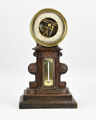 une horloge posée sur un support en bois