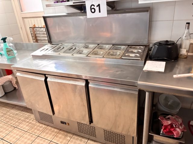 Tour réfrigéré tout inox groupe logé avec saladette 7 compartimen...
