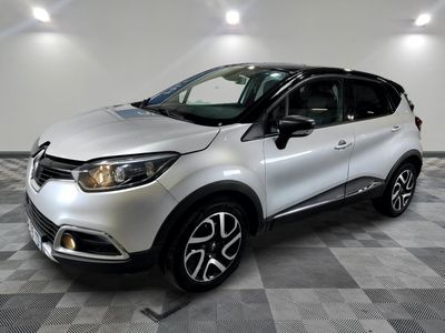 une voiture argentée est garée sur le sol à carreaux d'un garage