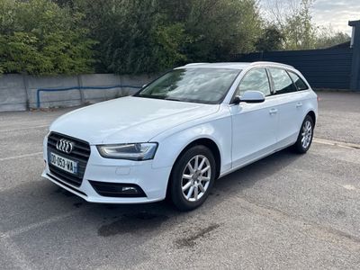 Une Audi blanche est garée sur un parking