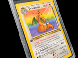 une image d'une carte Pokémon sur laquelle figure un dragon