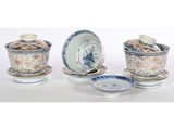 plusieurs types d'assiettes et de soucoupes disposés sur un fond blanc