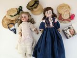 deux poupées allongées l'une à côté de l'autre sur une table