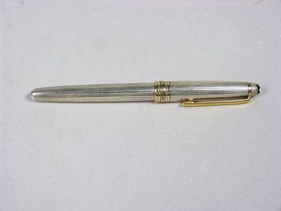 une image représentant un stylo posé sur une table blanche