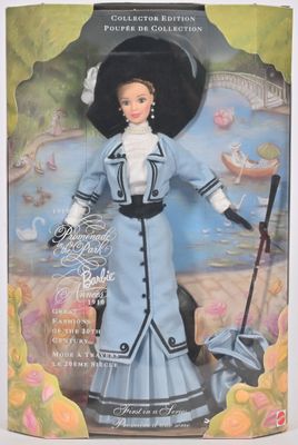 Poupée Barbie de collection représentant une femme en robe bleue, coiffée d'un chapeau et tenant une canne
