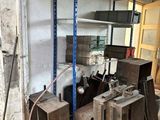 une pièce où se trouvent tout un tas d'outils