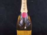 un gros plan d'une bouteille de champagne sur fond noir