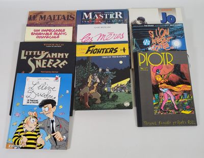 beaucoup de livres sur la table