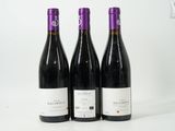 trois bouteilles de vin posées l'une à côté de l'autre sur une table