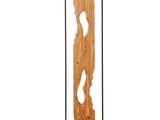 un gros plan d'une sculpture en bois posée sur un socle métallique