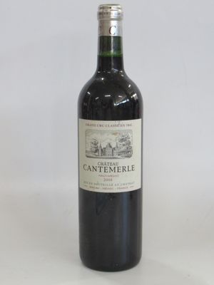 une bouteille de vin posée sur une table