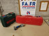 une valise rouge et une valise verte posées sur une table