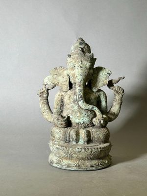 statue représentant un éléphant avec un homme assis sur son dos