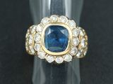 un gros plan d'une bague sertie d'un saphir bleu et de diamants blancs