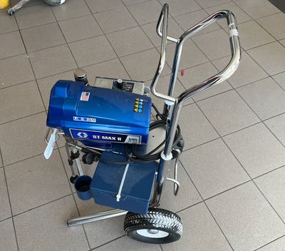 une petite machine bleue posée par terre dans une pièce