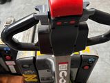une photo d'un chariot élévateur sur lequel figure une plaque d'immatriculation