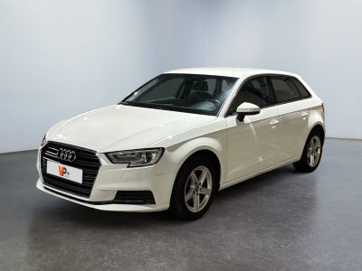 L'Audi blanche est garée dans une grande pièce blanche.