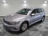 La Volkswagen Passat est garée dans une salle blanche au sol carrelé.