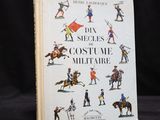 un vieux livre sur lequel figure la photo d'un groupe d'hommes à cheval