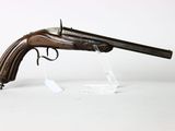 un vieux fusil exposé sur une surface blanche