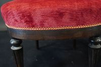 Paire de chaises voyeuses en bois noirci, montant à décor de… (photo 3)