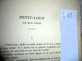 une feuille de papier posée sur une autre feuille de papier