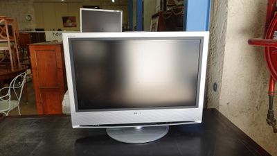 un téléviseur posé sur une table dans une pièce
