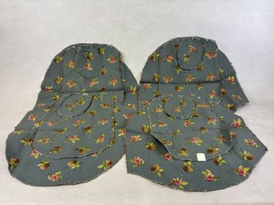 deux morceaux de tissu à motifs floraux posés sur une surface blanche