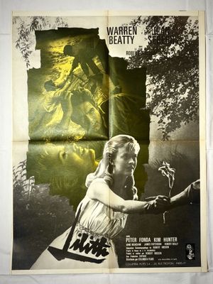 une vieille affiche de cinéma représentant une femme tenant une raquette de tennis