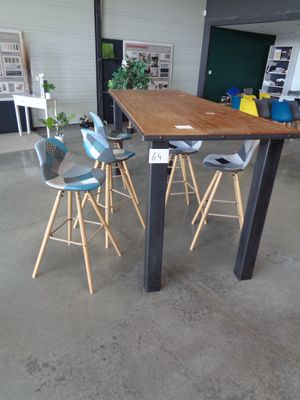 des tables et des tabourets dans une grande pièce où se trouvent de nombreuses chaises