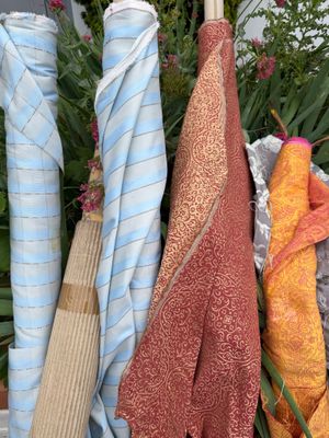 de nombreuses serviettes de différentes couleurs suspendues à un séchoir à linge