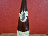 une vieille bouteille de vin posée sur une table en bois