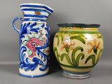 deux vases posés l'un à côté de l'autre sur une table