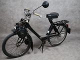 un vélo noir avec un panier à l'arrière