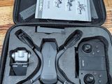 un étui noir contenant une télécommande