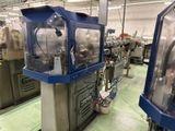 une photo d'une machine située à l'intérieur d'une usine