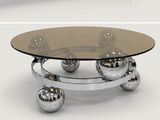 deux photos d'une table basse sur laquelle sont posées des boules chromées