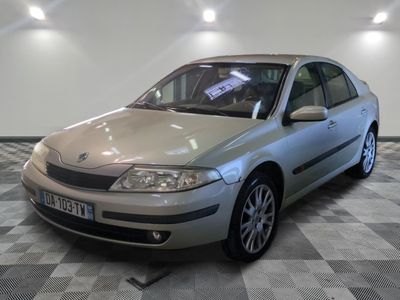 la photo d'une voiture argentée garée dans un garage