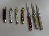 plusieurs types de couteaux sont alignés sur une table