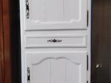 une armoire blanche et une armoire bleue dans une pièce