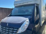 une camionnette garée sur le côté de la route