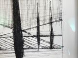 un dessin représentant une photo en noir et blanc d'un bâtiment